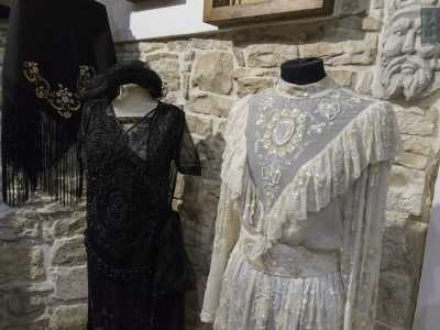 Addossati su una parete ce ne sono un paio, uno nero e uno bianco, entrambi drappeggiati da una stoffa leggera, trasparente, ricamata e decorata con brillantini e coralli di pasta di vetro